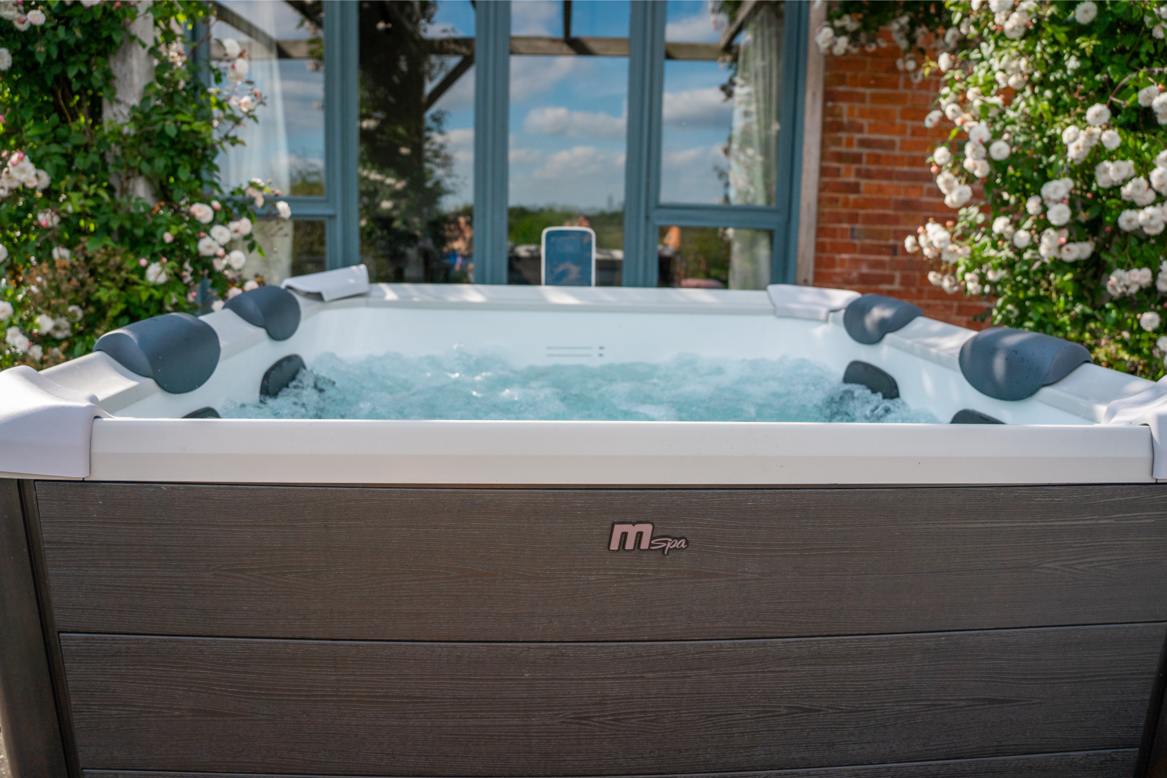 MSPA | OSLO | Frame Series | Rigid Hot Tub & Spa | Light up the night | Upto 6 Person - Energize Trek