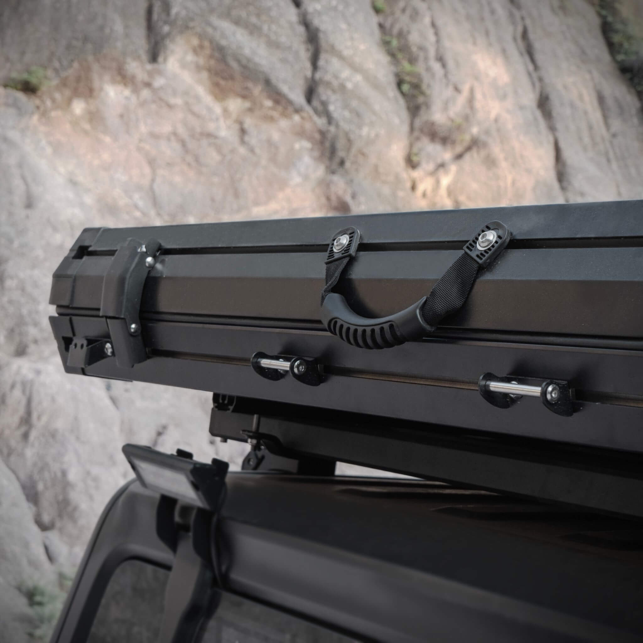 Heavy Duty 2-3 Person Hardshell Rooftop Tent With Ladder (SAK93120) - Energize Trek