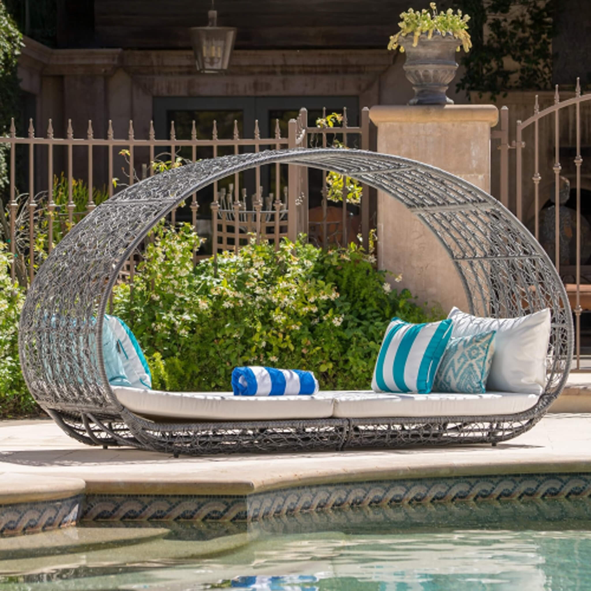 Large 2-Person Abigal Outdoor Wicker Daybed With Aluminum Frame And Cushions (SAK23942) - Energize Trek